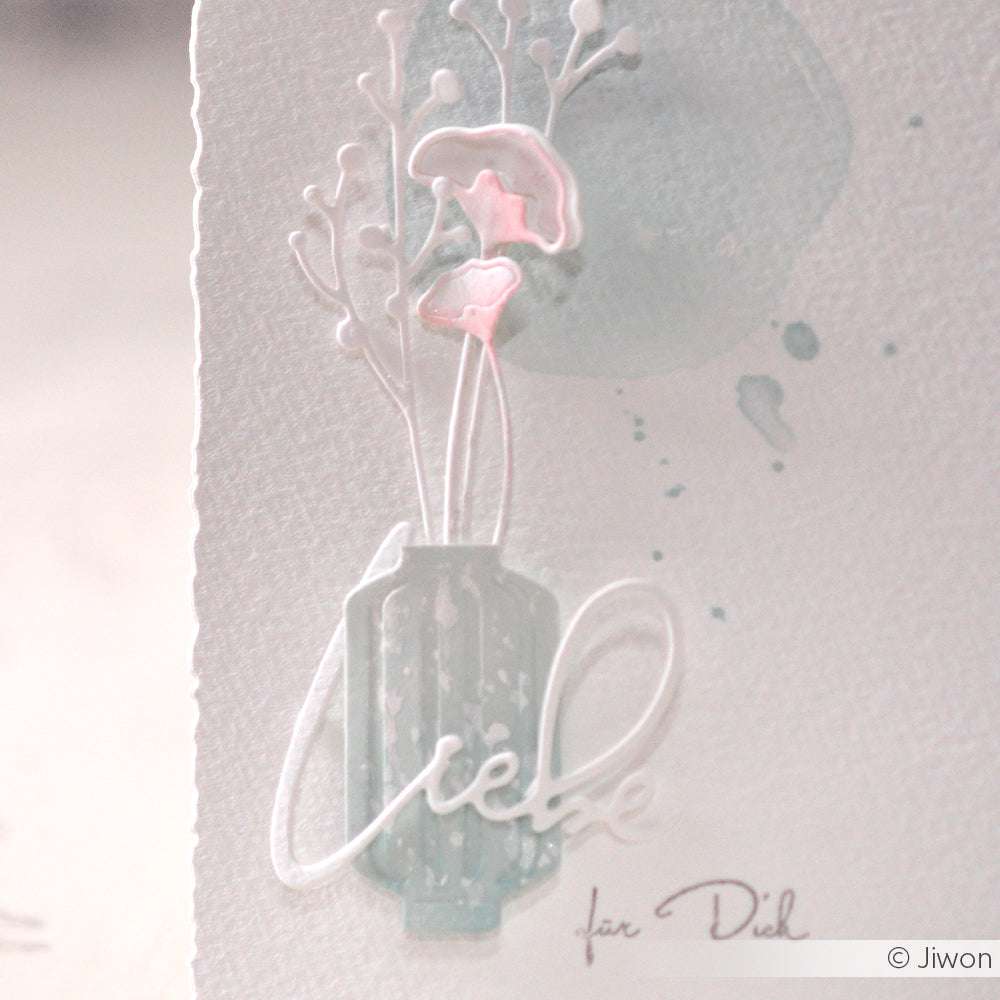 Zarte Aquarellvase mit Blumen, Text "Liebe" und zarten Pastellfarben auf strukturierten Designpapieren von Alexandra Renke, inspiriert von den Motivstanze Love Only Dies.