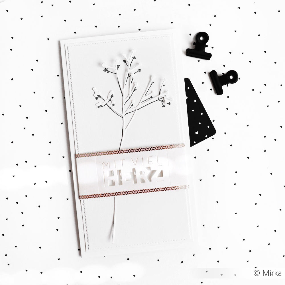 Minimalistische weiße Karte von Alexandra Renke mit einer zarten Trockenblume und deutschem Text auf hochwertigen Designpapieren. Auf einem gepunkteten Hintergrund mit schwarzen Klammern ist sie perfekt, um Ihre Lieblings-Motivstanze Dies hervorzuheben.