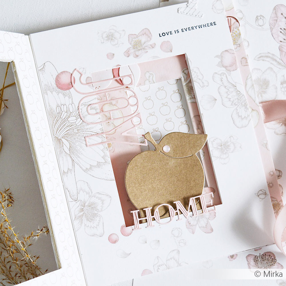 Eine handgefertigte Karte von Alexandra Renke mit Blumenmotiven, einem goldenen Apfel-Ausschnitt und den Worten „LOVE“ und „HOME“ auf der Vorderseite, gefertigt aus hochwertigem Designpapier (200 g) und verziert mit der Motivstanze „Konturbuchstaben“ für eine klare, elegante Schrift.