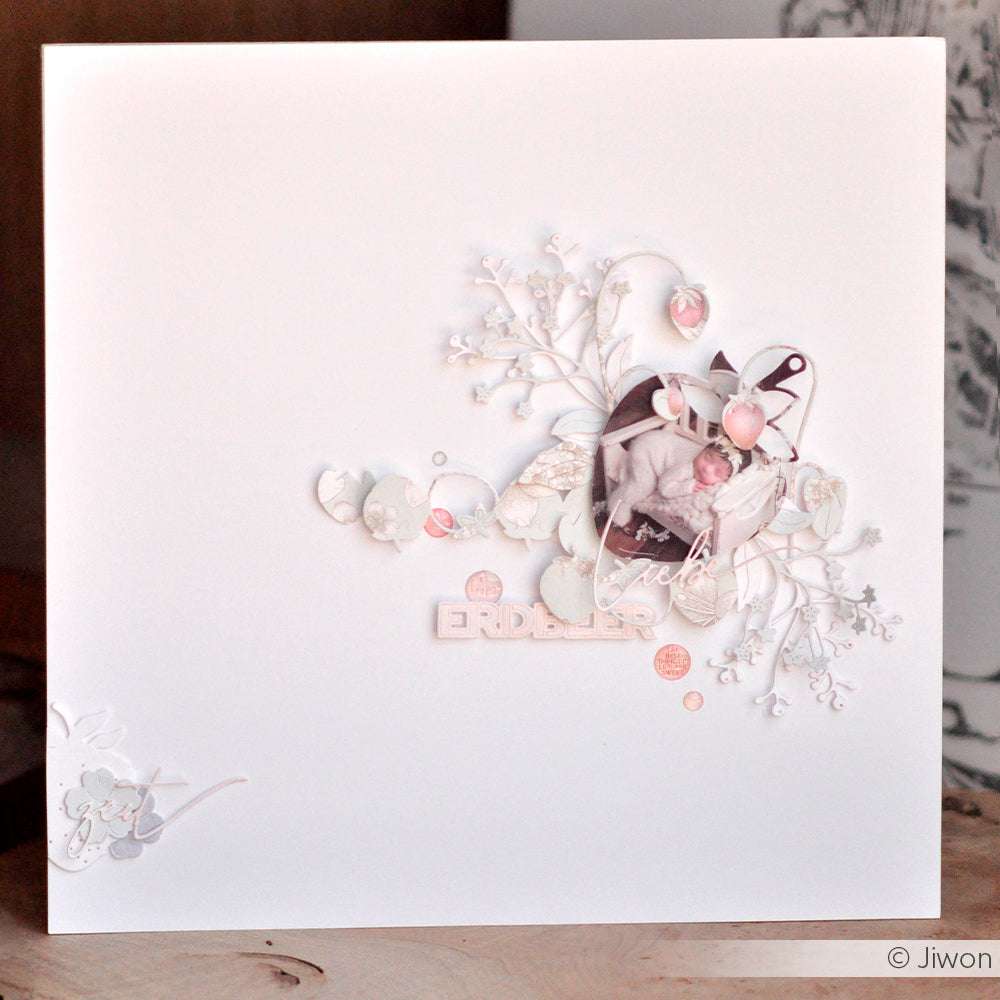 Eine zarte Scrapbook-Seite mit einem Babyfoto, pastellfarbenen Blumenakzenten und bezaubernden Details, erstellt mit Alexandra Renke Motivstanze Erdbeerzeit und den passenden 200g Designpapieren.