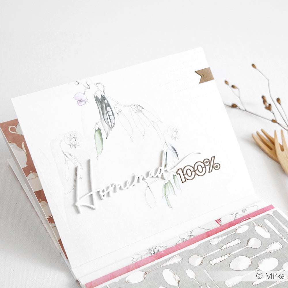 Eine handgefertigte Karte von Alexandra Renke mit "Homemade 100%" in erhabener Schrift, hergestellt mit Motivstanze DieCut Systeme und mit zarten botanischen Illustrationen im Hintergrund.