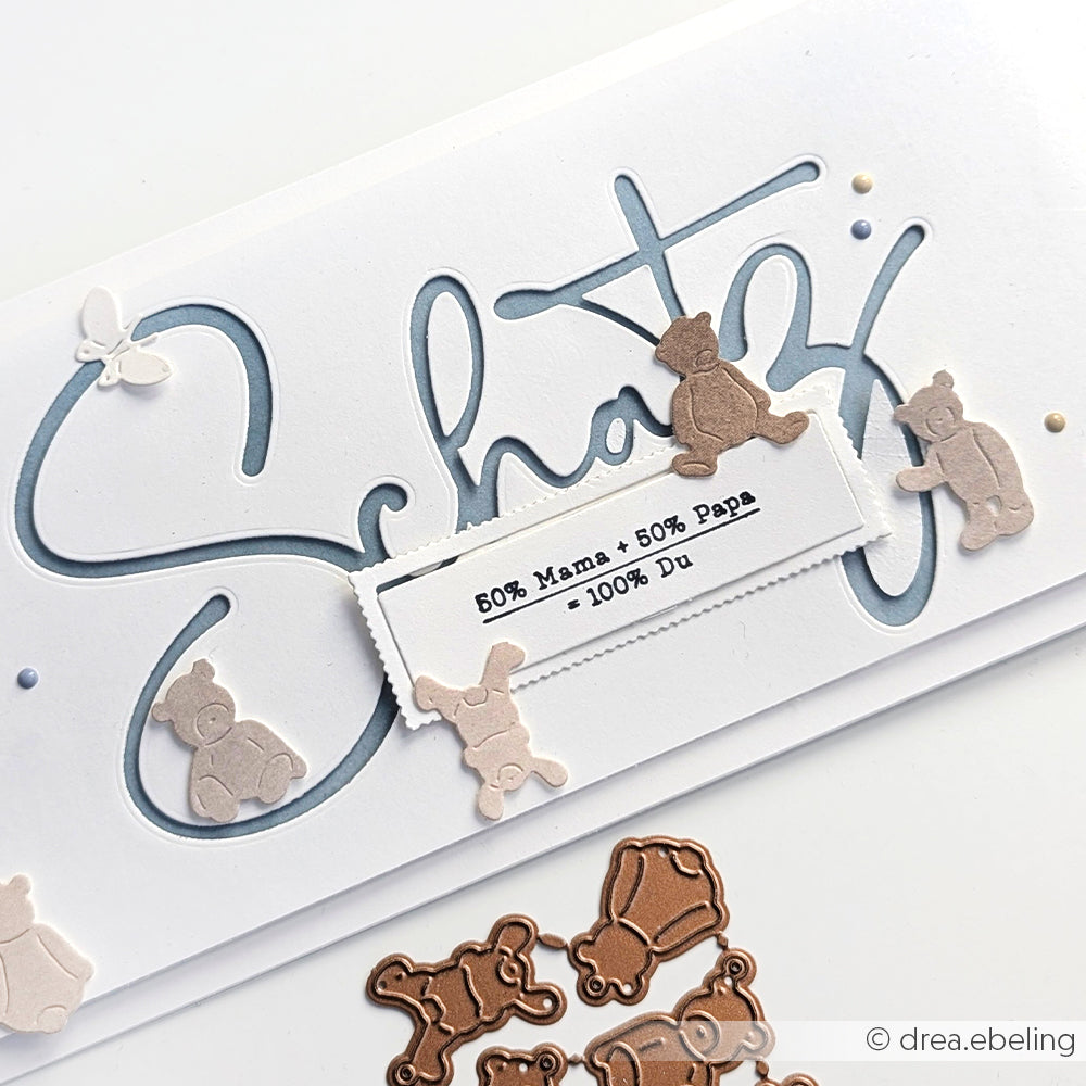 Handgemachte Karte von Alexandra Renke mit Schatz-Ausschnitt, Teddybärformen aus Motivstanze und dem Text: 50% Mama + 50% Papa = 100% Du.