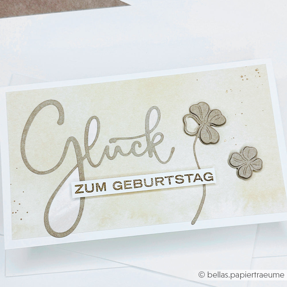 Eine Karte mit Blumen und Text, hergestellt mit Alexandra Renke Stanzen für präzise Formen und elegante Details.