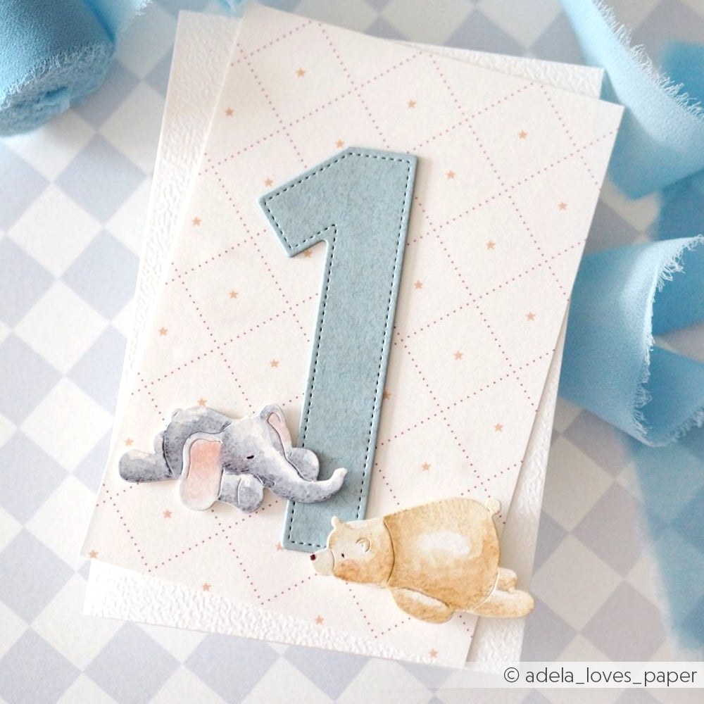 Grußkarte mit einer großen blauen Zahl 1 aus Alexandra Renke Motivstanze Zahlen, sowie einem kleinen Elefanten und Bären auf gemusterten Designpapieren.