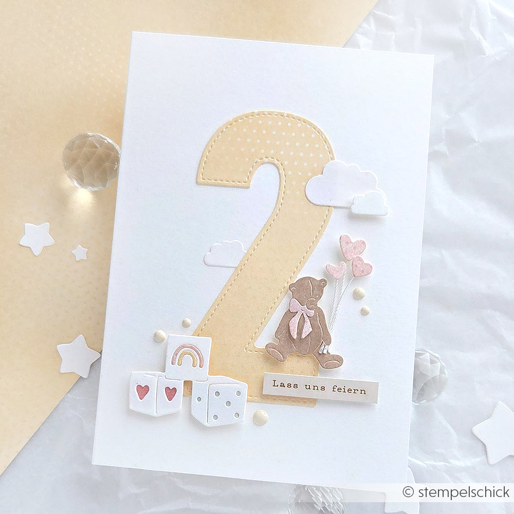 Alexandra Renke Grußkarte mit großer goldener Zahl 2, Teddybär, Luftballons, Wolken, Würfel, Regenbogen und "Lass uns feiern" - ideal für kreative Feste und zur Kombination mit DieCut Systeme oder Motivstanze Zahlen.