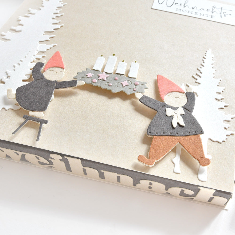 Zwei Zwerge mit Kerzenkranz und weißen Bäumen auf einer beigen Weihnachtskarte von Alexandra Renke - ideal, um mit Motivstanze Advent-Wichtel oder DieCut Systemen festliche, charmante Weihnachtsmotive zu gestalten.