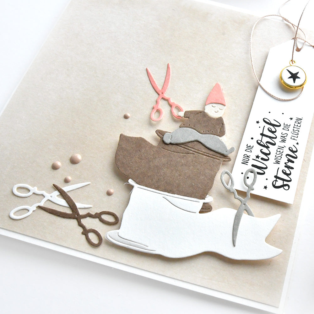 Handgemachte Karte mit einem ausgeschnittenen Wichtel mit Alexandra Renke Motivstanze Wichtel, Schere, einem deutschen Anhänger und neutralem und rosa Designpapier für einen charmanten Look.