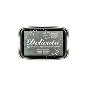 Das Tsukineko Delicata Silvery Shimmer Stempelkissen hat eine glitzernde silberne Oberfläche mit Sternmotiven und bietet metallische Effekte, die sowohl wasserfest als auch lichtecht sind.