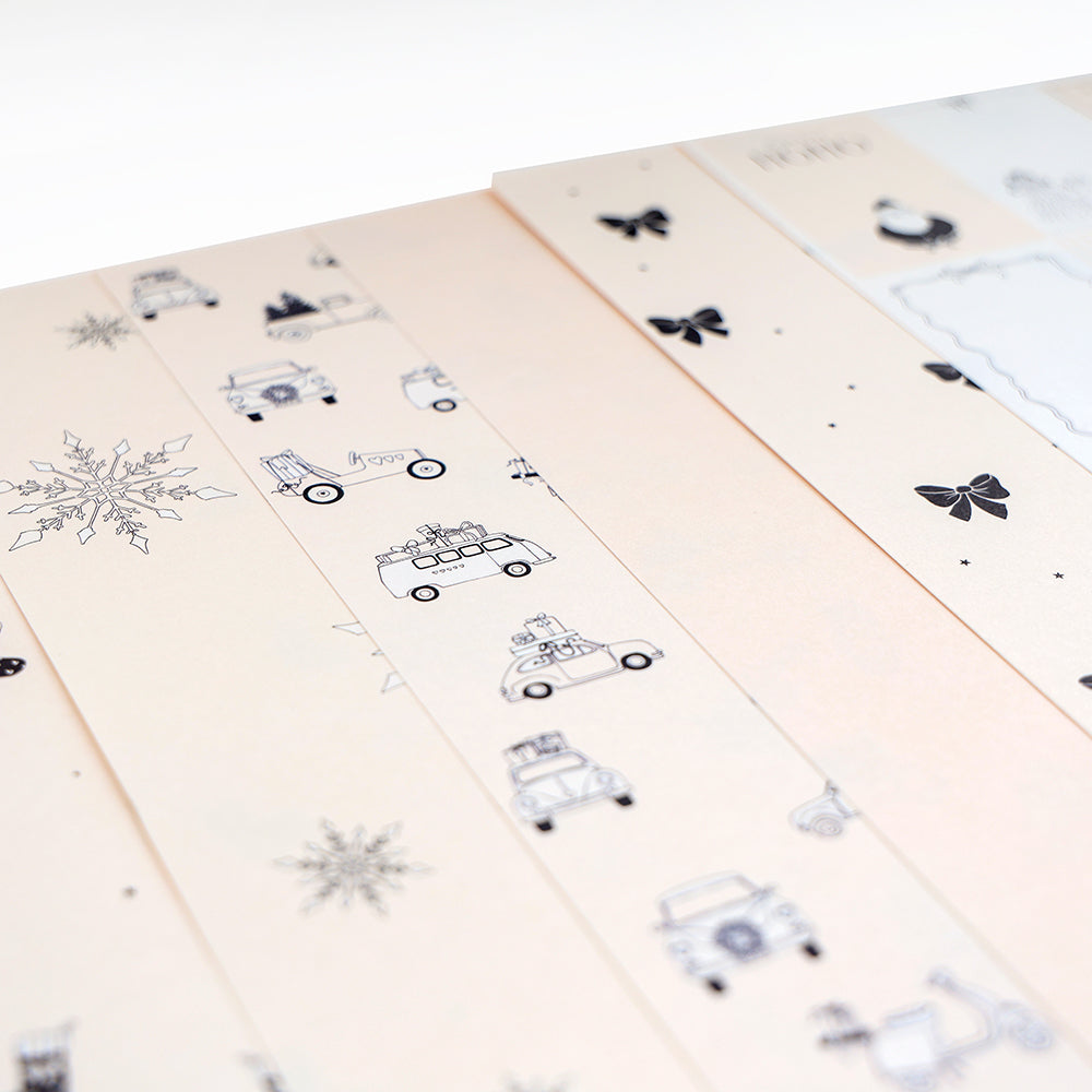 Blätter aus hellem Papier mit schwarzen Strichzeichnungen von Autos, Schneeflocken, Schleifen und weihnachtlichen Illustrationen.