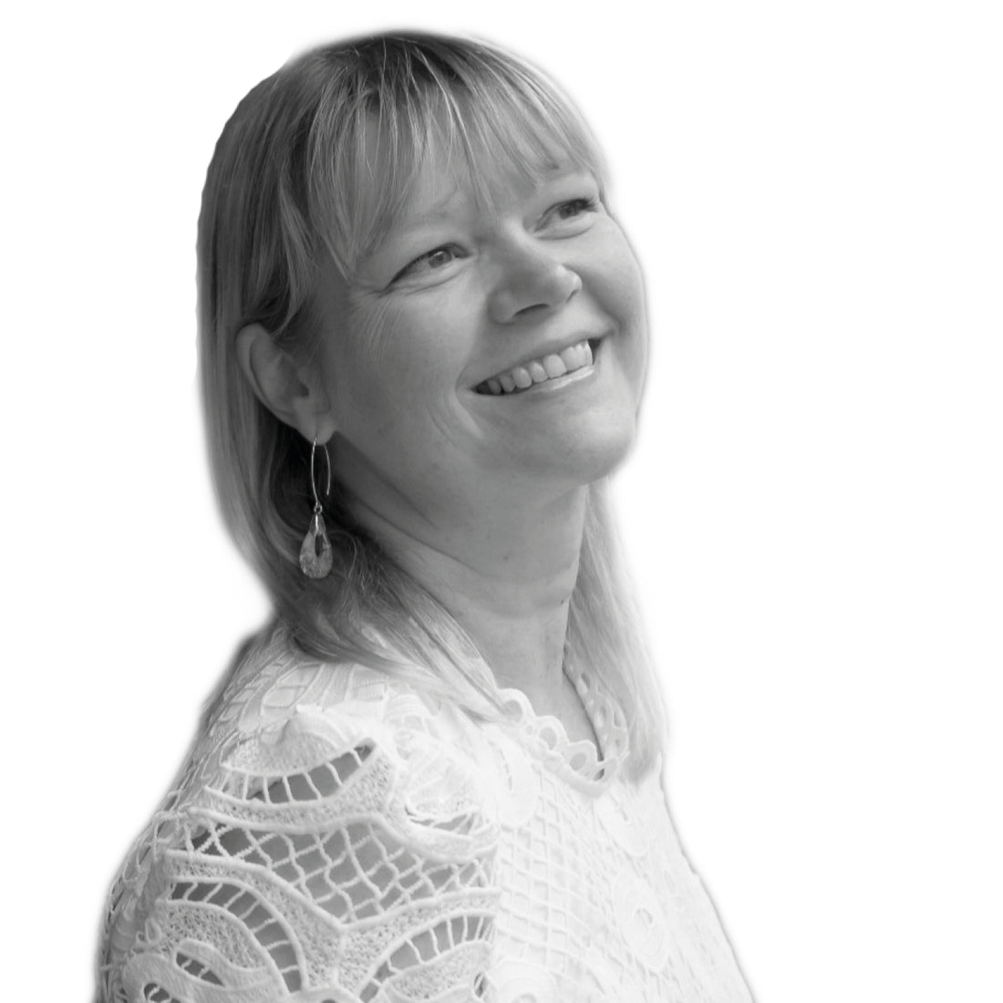 Lächelnde Frau mit schulterlangem Haar in einem weißen Spitzenoberteil, die nach oben und zur Seite schaut.