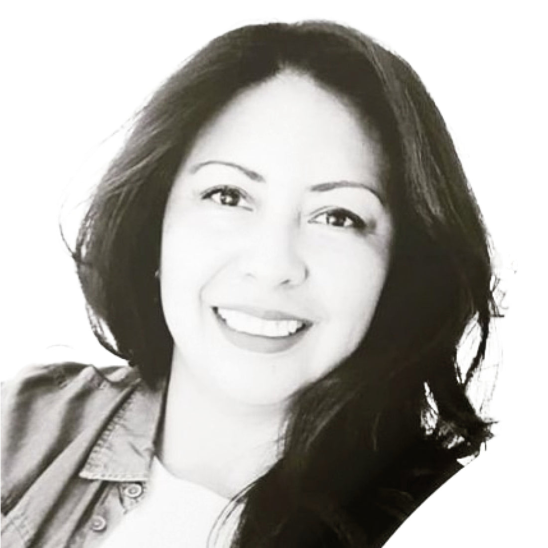 Schwarz-Weiß-Porträt einer lächelnden Frau mit langen dunklen Haaren, die ein helles Oberteil trägt.