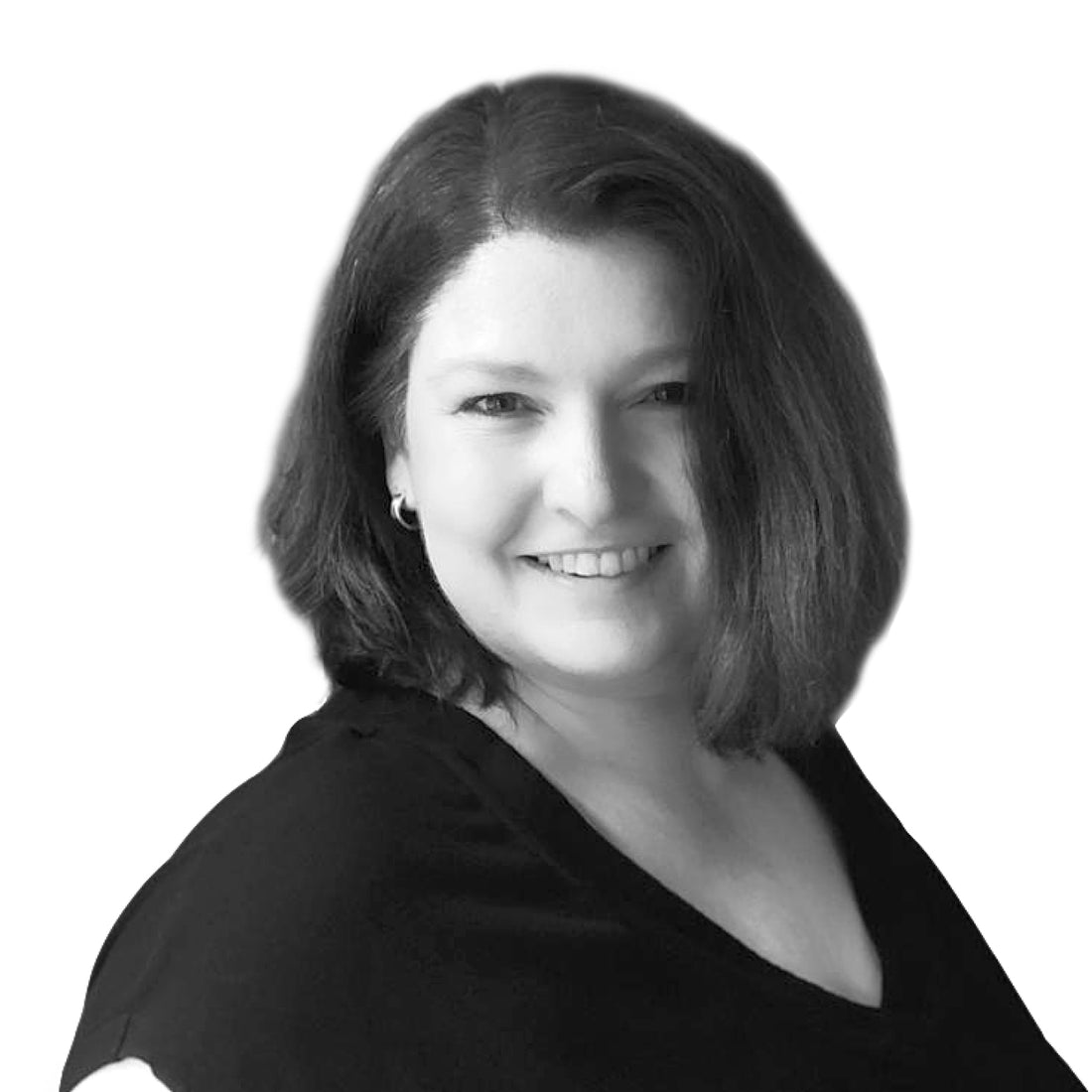 Lächelnde Frau mit schulterlangem Haar und dunklem Oberteil, vor einem schlichten weißen Hintergrund.