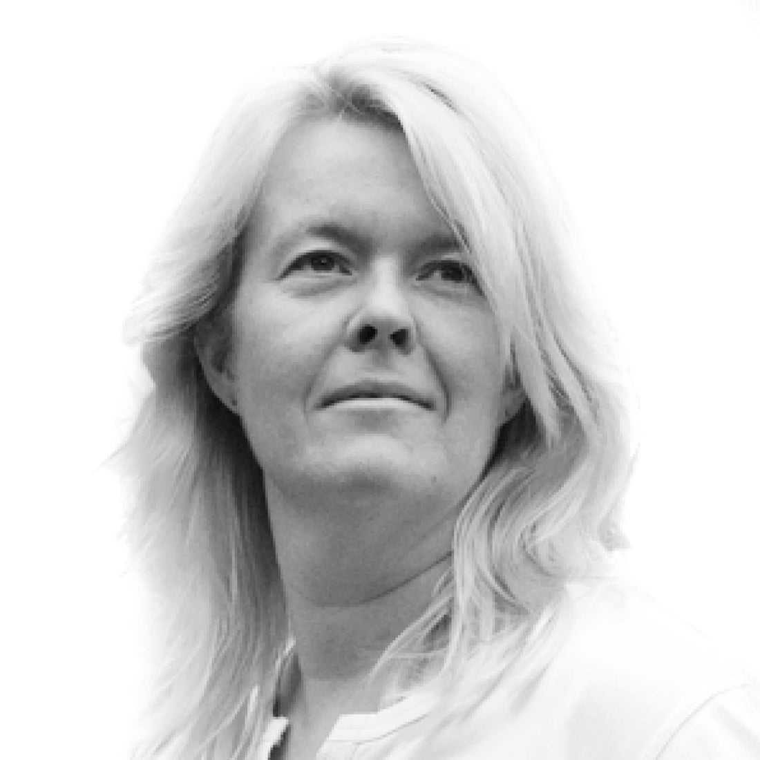 Eine Frau mit langem, hellem Haar blickt leicht nach oben und trägt ein helles Oberteil vor einem weißen Hintergrund.