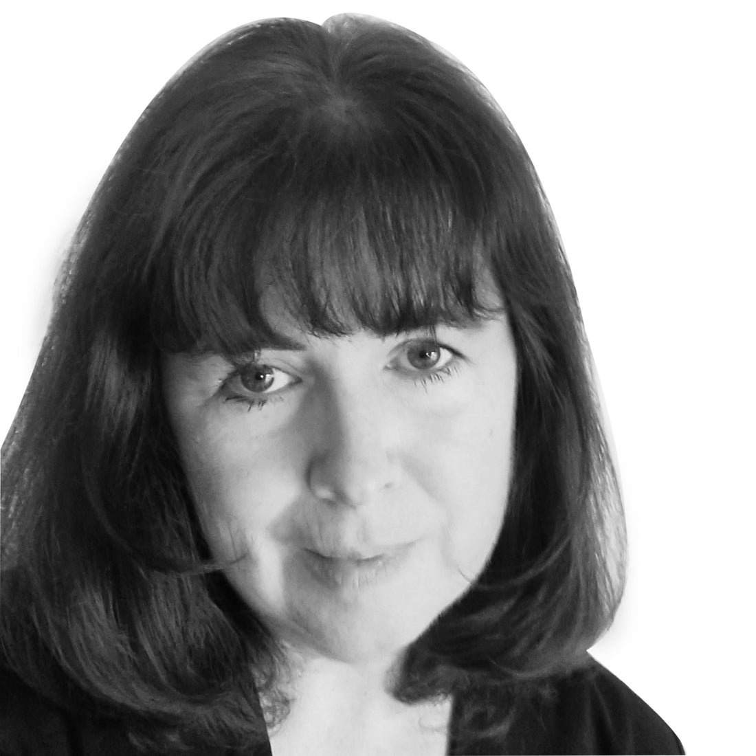 Frau mit schulterlangen dunklen Haaren und Pony, die in die Kamera schaut, vor einem weißen Hintergrund.