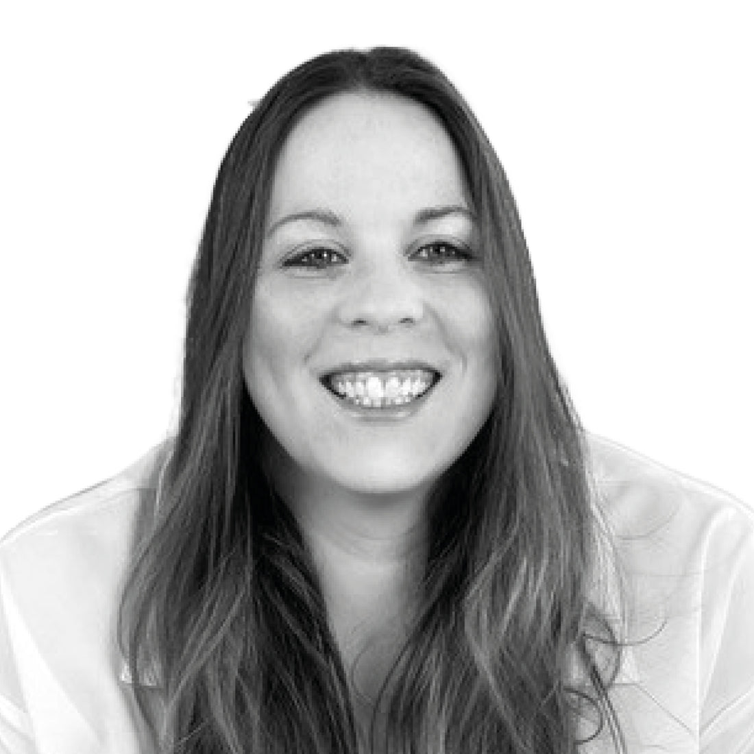 Lächelnde Frau mit langen braunen Haaren, die ein helles Oberteil trägt, fotografiert vor einem weißen Hintergrund.