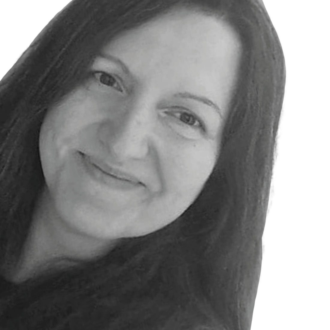 Lächelnde Frau mit langen dunklen Haaren, fotografiert in Schwarz-Weiß vor einem hellen Hintergrund.