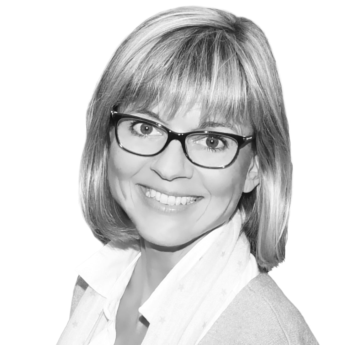 Lächelnde Frau mit Brille und kurzen blonden Haaren, die einen Schal und ein helles Top trägt, auf weißem Hintergrund.