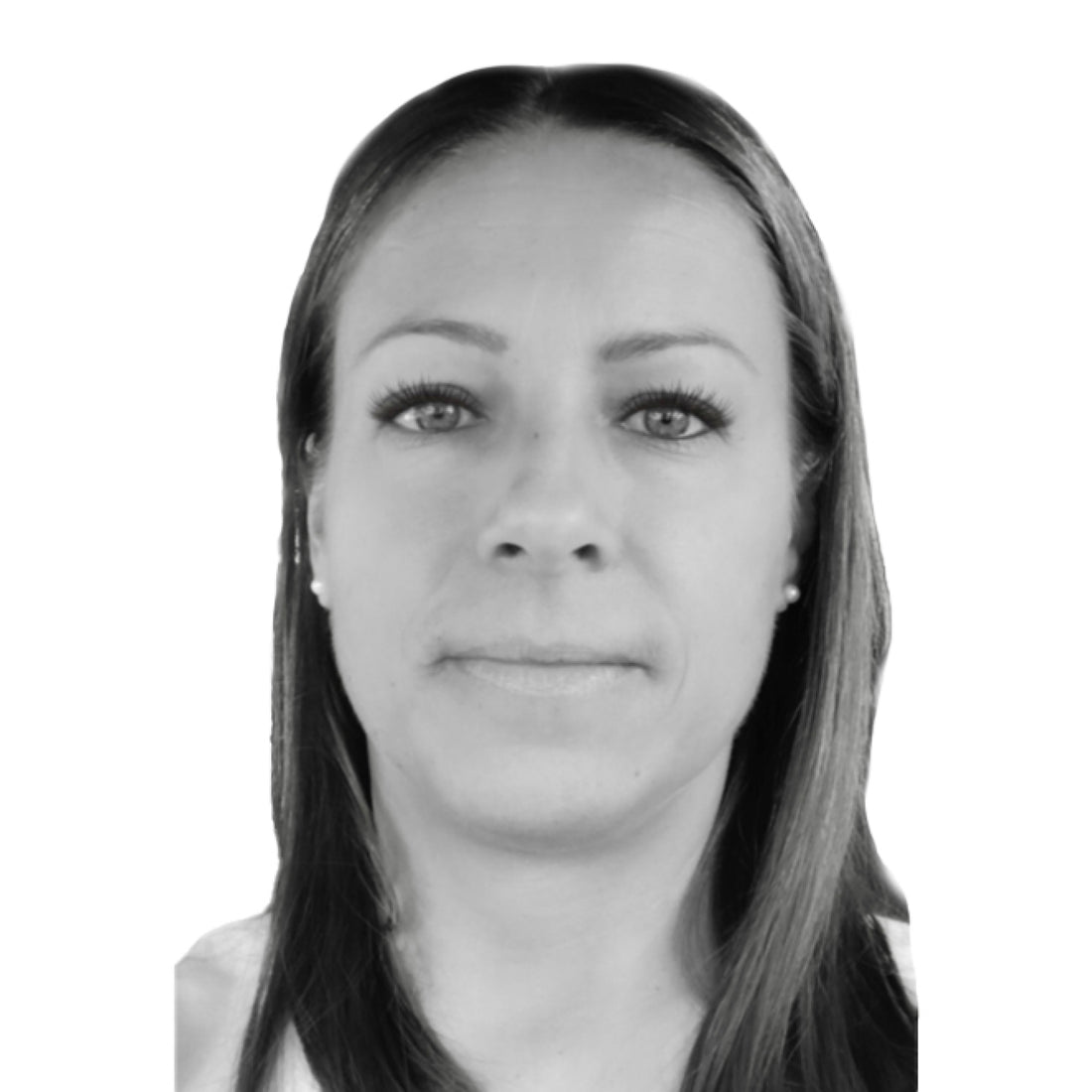 Schwarzes und weißes Porträt einer Frau mit glattem Haar, nach vorne blickend, auf einem schlichten weißen Hintergrund.