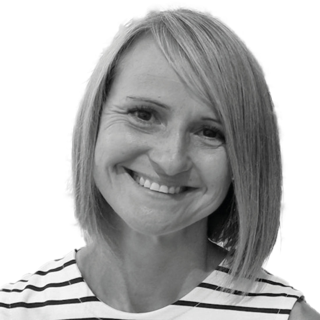 Lächelnde Frau mit glattem, schulterlangem Haar, die ein gestreiftes Hemd trägt, auf weißem Hintergrund.