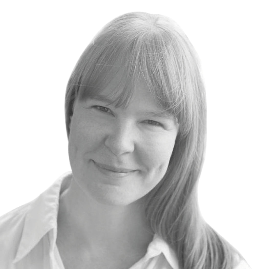 Lächelnde Frau mit langen hellen Haaren, die ein weißes Hemd mit Kragen trägt, auf weißem Hintergrund.