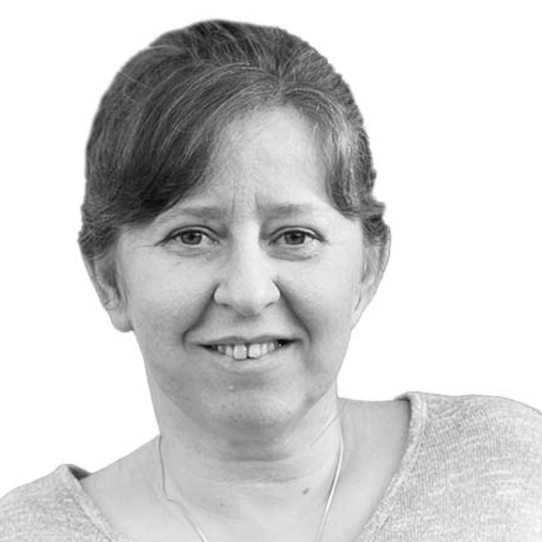 Lächelnde Frau mit kurzen Haaren, die ein helles Oberteil trägt, dargestellt vor einem schlichten weißen Hintergrund.