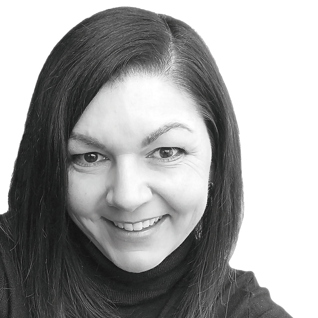 Frau mit glattem dunklem Haar, lächelnd, trägt einen dunklen Rollkragenpullover und blickt in die Kamera vor einem weißen Hintergrund.