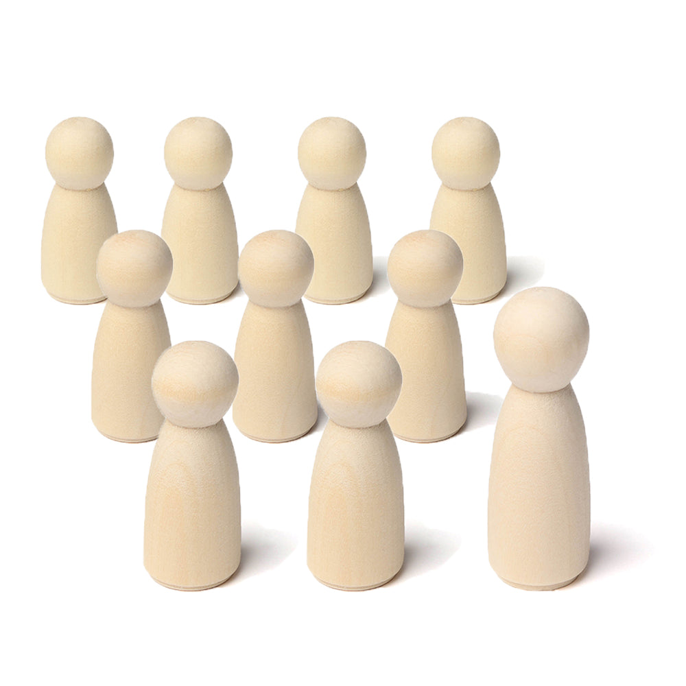 Zehn schlichte Holzpuppen von Alexandra Renke sind in einem Dreieck auf weißem Hintergrund angeordnet, ideal zum Basteln eigener Engel oder zur Ergänzung Ihrer Weihnachtsdekoration.