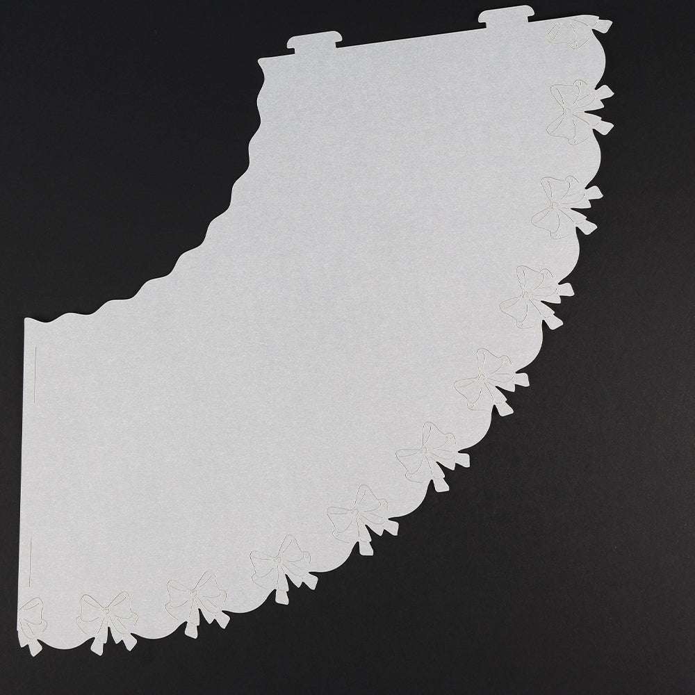 Weißes Wellenpapier von Alexandra Renke mit kleinen Schleifenausschnitten entlang des Randes auf schwarzem Hintergrund - ideal für Lampenschirme Tischdeko oder um Ihrer Tischleuchten Deko einen eleganten Touch zu geben.