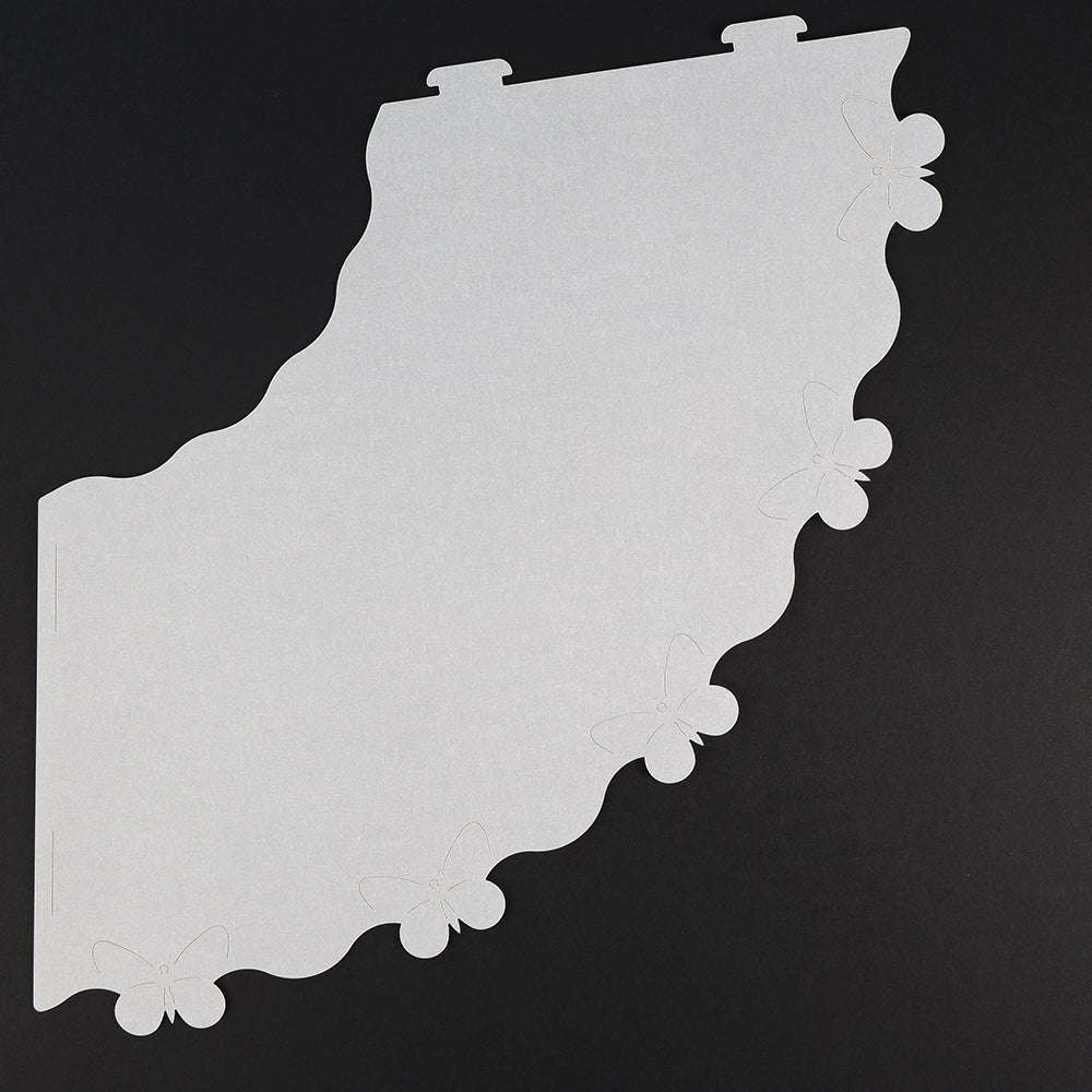 Weißes Papier von Alexandra Renke mit Wellenkanten und Schmetterlingsausschnitten, abgebildet auf schwarzem Hintergrund - ideal für Lampenschirme Tischdeko oder in Kombination mit Tischleuchten Deko für eine elegante Tischdekoration.