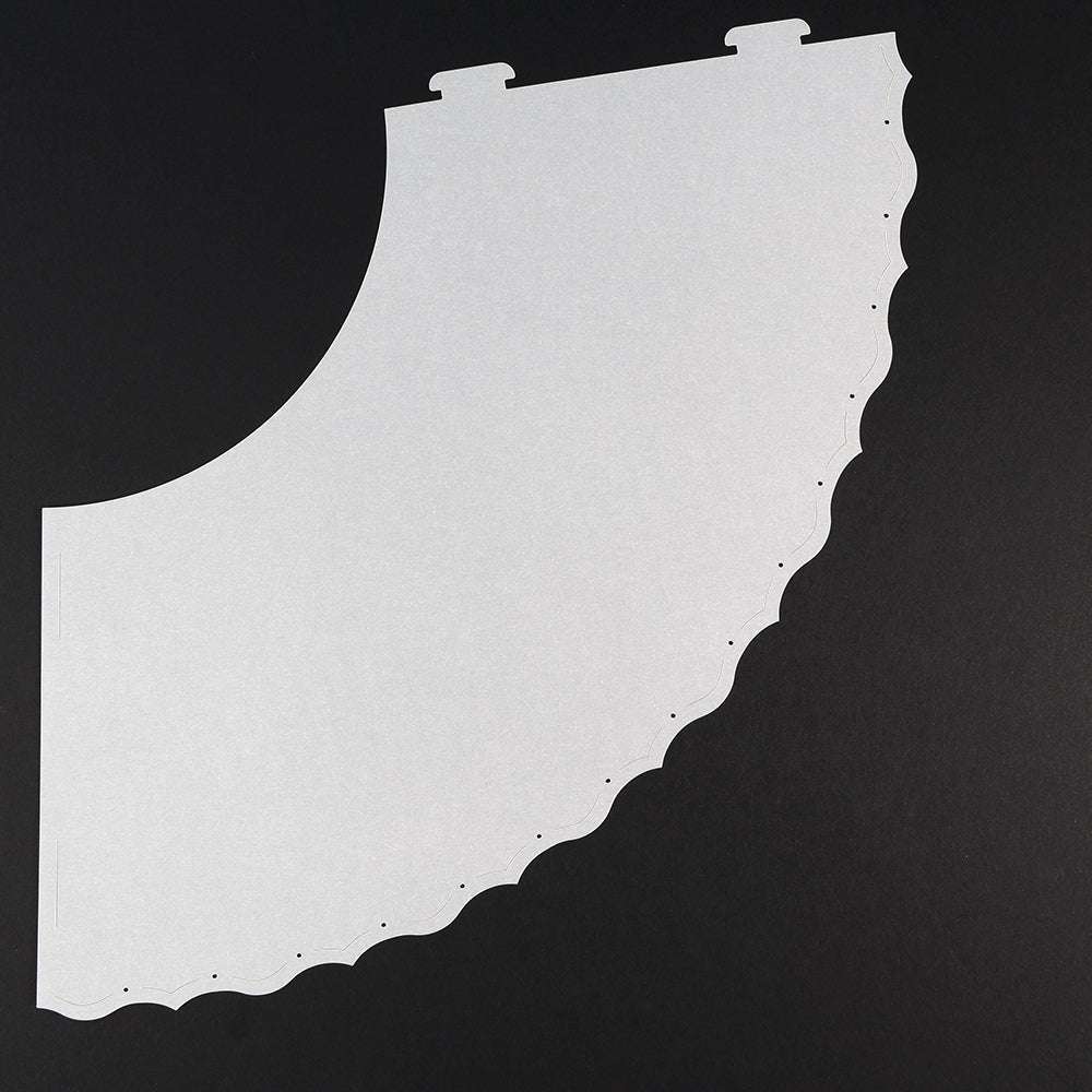 Ein weißer Papierbogen mit Wellenkanten und Laschen von Alexandra Renke auf schwarzem Hintergrund - ideal zum Basteln von Lampenschirme Tischdeko oder stilvoller Tischleuchten Deko.