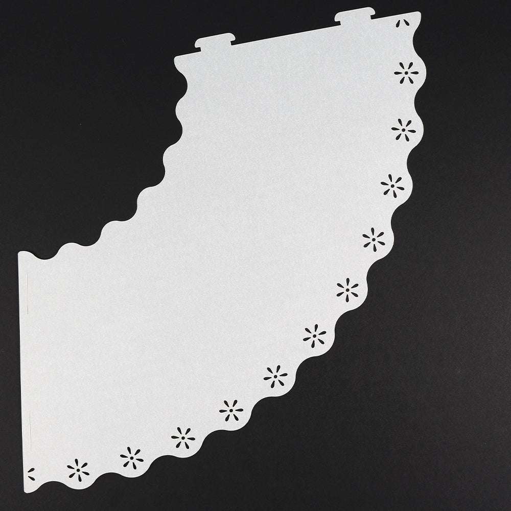 Der Alexandra Renke Fächer aus weißem Papier mit floralen Ausschnitten auf schwarzem Hintergrund eignet sich ideal als Lampenschirme Tischdeko oder um Ihre Tischleuchten Deko elegant in Szene zu setzen.