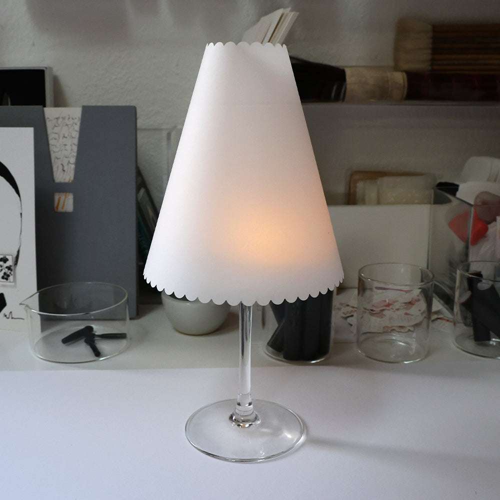 Ein Weinglas mit einer Lampenschirme aus Papier auf der Oberseite von Alexandra Renke, verwendet als einzigartige dekorative Tischlampe oder Schreibtisch Tischdeko.