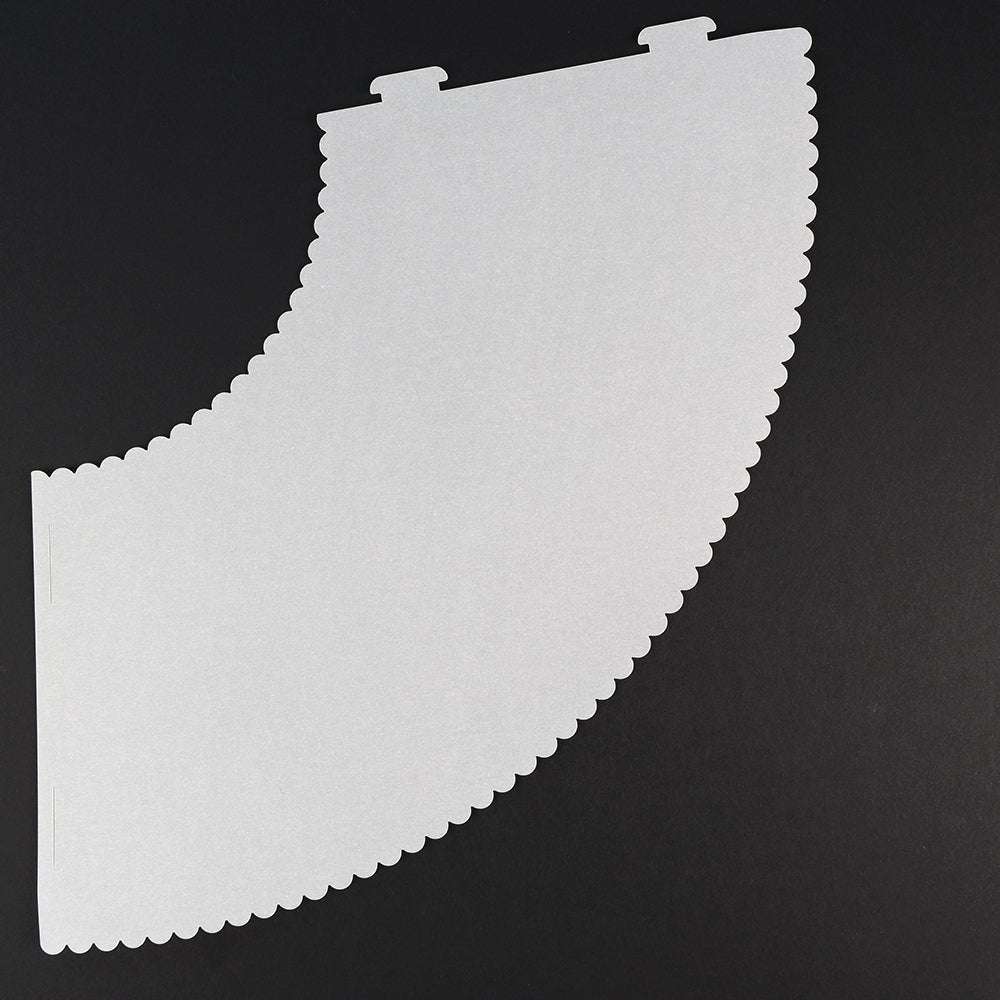 Weißer Wellenpapier-Halbkreis von Alexandra Renke auf schwarzem Grund - ideal für einzigartige Lampenschirme oder stilvolle Tischdeko, mit einem Look, der wunderbar an transparentes Transparentpapier erinnert.