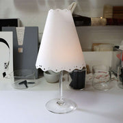 Ein Alexandra Renke Weinglas mit einem dekorativen Papierlampenschirm auf der Oberseite ergibt eine elegante Lampenschirme Tischdeko für Ihren Tisch.