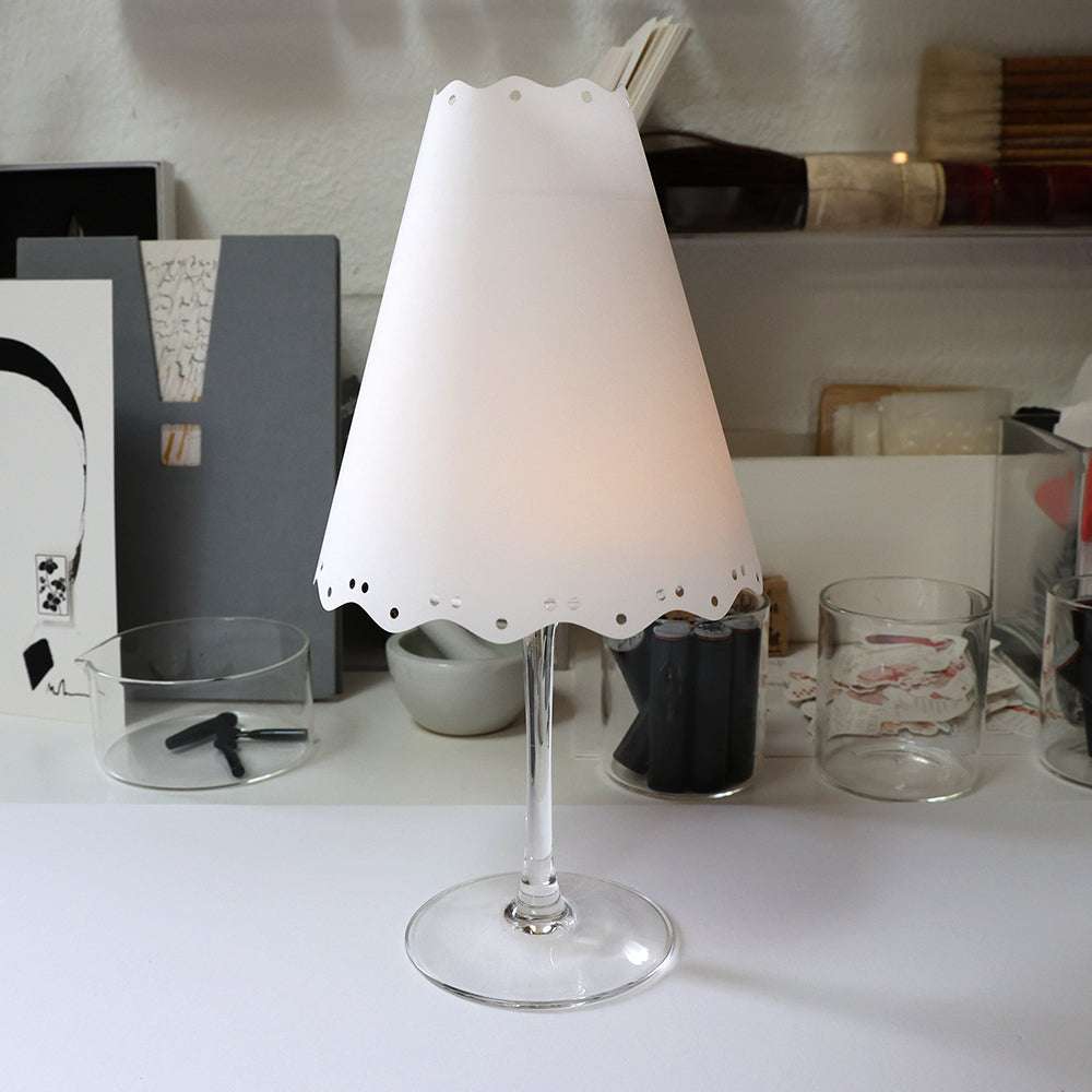 Ein Alexandra Renke Weinglas mit einem dekorativen Papierlampenschirm auf der Oberseite ergibt eine elegante Lampenschirme Tischdeko für Ihren Tisch.