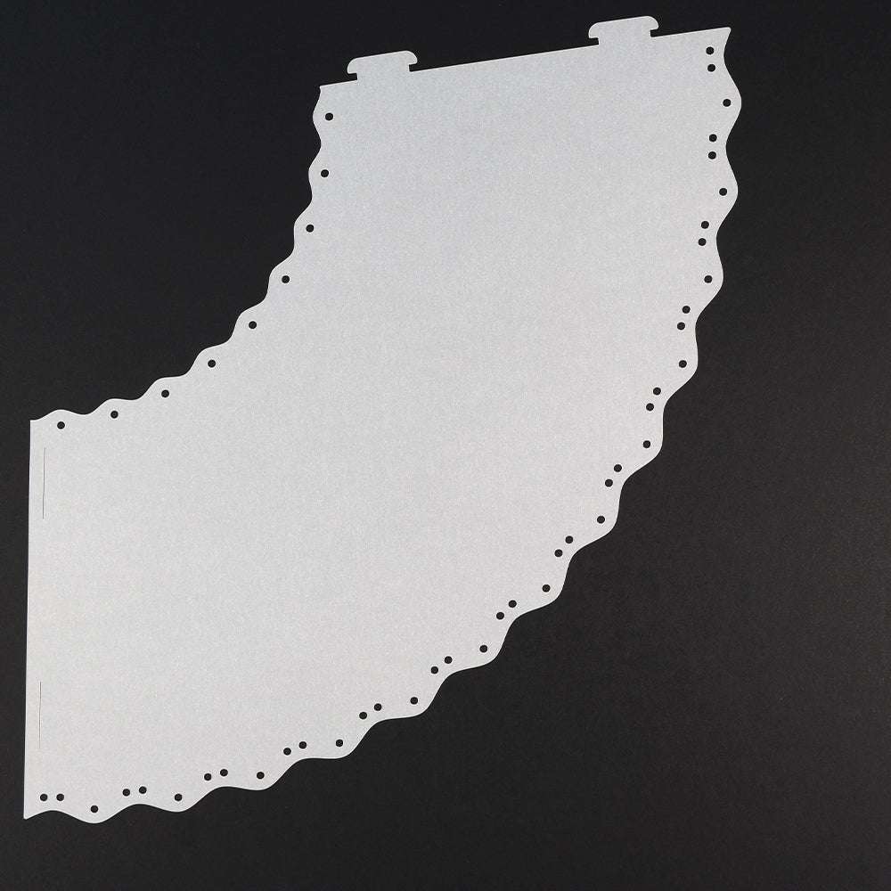 Gewölbtes weißes Alexandra-Renke-Papier mit perforierten Kanten und Löchern, das an Lampenschirm-Transparentpapier erinnert, auf schwarzem Hintergrund.