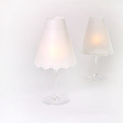 Zwei Weingläser mit weißen Papierschirmen von Alexandra Renke leuchten sanft - eine schicke DIY Lampenschirme Tischleuchte, perfekt als elegante Tischdekoration oder einzigartige Tischdeko.