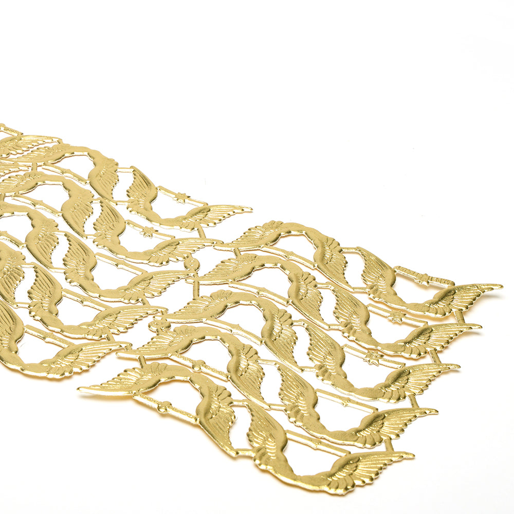 Goldfarbene Metallverzierung von ☆ mit sich wiederholenden geflügelten Formen auf weißem Grund - ein elegantes Dekorationselement, das sich perfekt für Papierbasteleien oder zum Aufpeppen von Figuren eignet.
