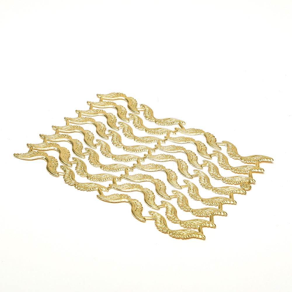 Goldene, wellige, strukturierte Dekoelemente von ☆ sind in sauberen, parallelen Reihen auf weißem Hintergrund angeordnet.