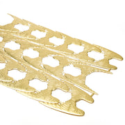 Diese exquisite ☆ Papierarbeit in Goldmetallic mit flügelartigen Ausschnitten eignet sich hervorragend als Dekoelement vor einem weißen Hintergrund.