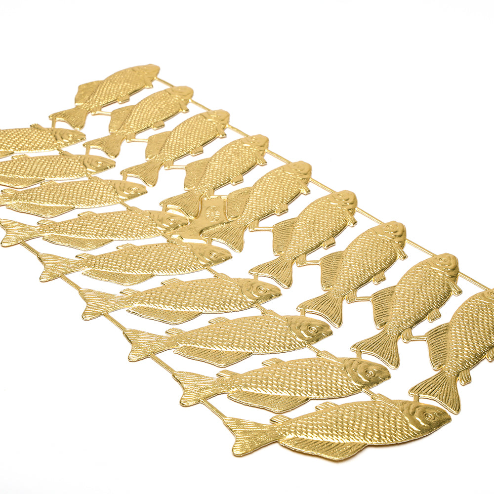 Goldfarbene Metallfisch-Figuren von ☆, in Reihen auf Weiß angeordnet, ideal als einzigartige Dekoelemente oder zur Papierarbeit Inspiration.