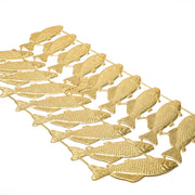 Goldfarbene Metallfisch-Figuren von ☆, in Reihen auf Weiß angeordnet, ideal als einzigartige Dekoelemente oder zur Papierarbeit Inspiration.