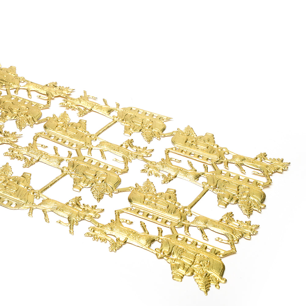 Goldfolie Dekoelemente von ☆ mit sich wiederholenden verschneiten Schlitten- und Rentierszenen auf weißem Hintergrund - ideal für Papierarbeit oder zum Präsentieren besonderer Figurinen.