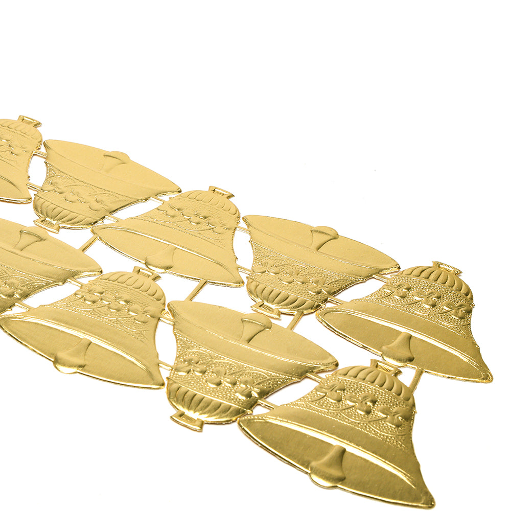 Goldene dekorative Weihnachtsglocken von ☆, diagonal angeordnet auf weißem Hintergrund - ideal als Dekoelemente oder zur Aufwertung Ihrer weihnachtlichen Papierarbeit.
