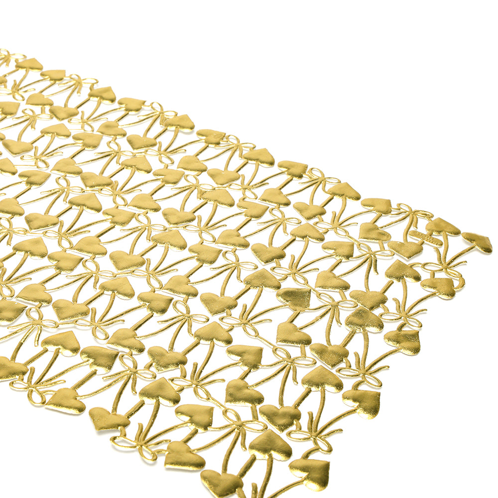 Goldfarbener Tischläufer von ☆ mit ineinandergreifenden Herzen und Schleifen auf weißem Hintergrund - ein elegantes Dekoelement für Ihren gedeckten Tisch.