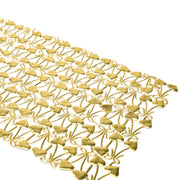 Goldfarbener Tischläufer von ☆ mit ineinandergreifenden Herzen und Schleifen auf weißem Hintergrund - ein elegantes Dekoelement für Ihren gedeckten Tisch.