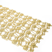 Goldenes Metallblech von ☆ mit einem sich wiederholenden Elefantenmuster. Ideales Dekoelement für stilvolle Innenräume oder einzigartige Papierarbeitsprojekte. Der weiße Hintergrund unterstreicht sein elegantes Design.