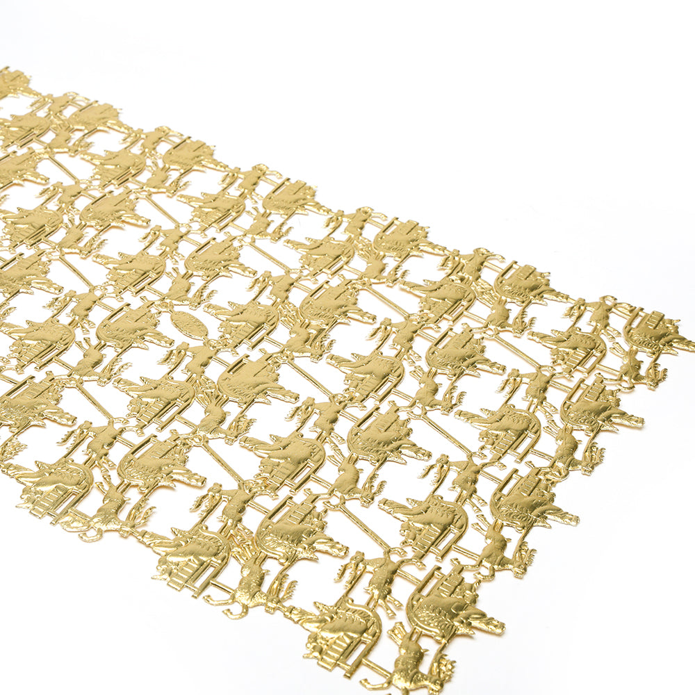 Goldenes Metallblech von ☆ mit einem sich wiederholenden Elefantenmuster. Ideales Dekoelement für stilvolle Innenräume oder einzigartige Papierarbeitsprojekte. Der weiße Hintergrund unterstreicht sein elegantes Design.