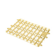 ☆ Goldene Zierkreuze, ideal als Dekoelemente, sind in einem rechteckigen Raster auf weißem Hintergrund fein säuberlich angeordnet.