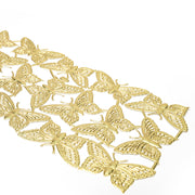 Der ☆ goldene Tischläufer aus Metall ist mit einem verschlungenen Schmetterlingsmuster versehen, das ihn zu einem einzigartigen Dekoelement für Ihren gedeckten Tisch macht.